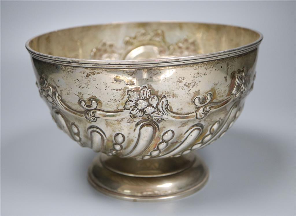 A late Victorian repousse silver rose bowl, William Hutton & Sons, London, 1899,21cm, 17.5oz.